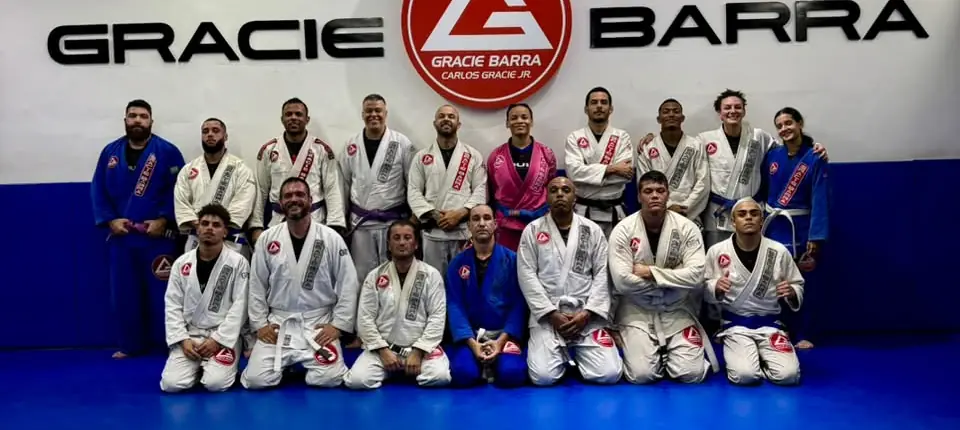 Turma de adultos reunida no tatame depois do treino